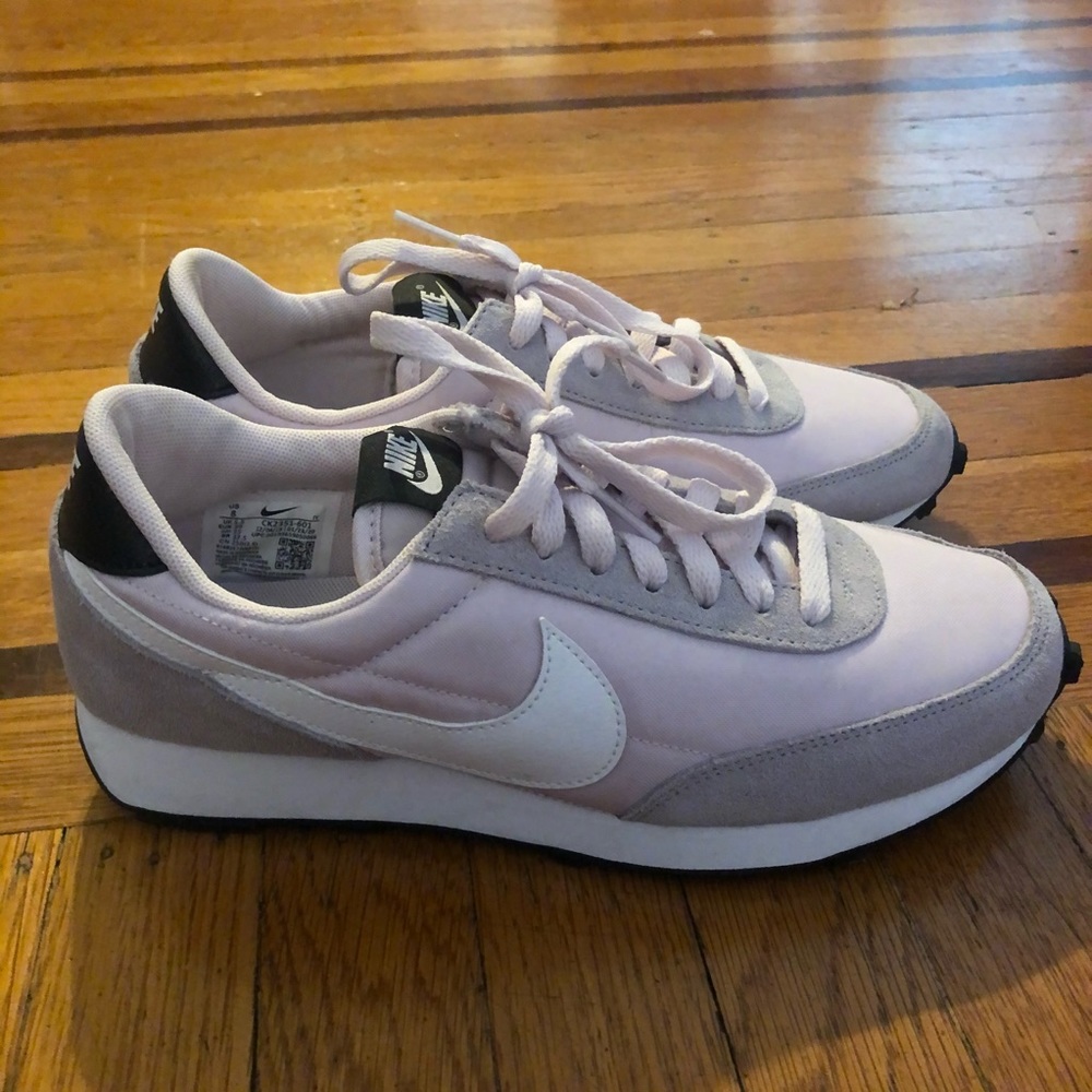 NWOB women’s Nike Daybreak pink shoes sneakers 8